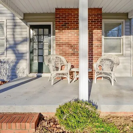 Villa Center St Retreat - 1 Block From Downtown!